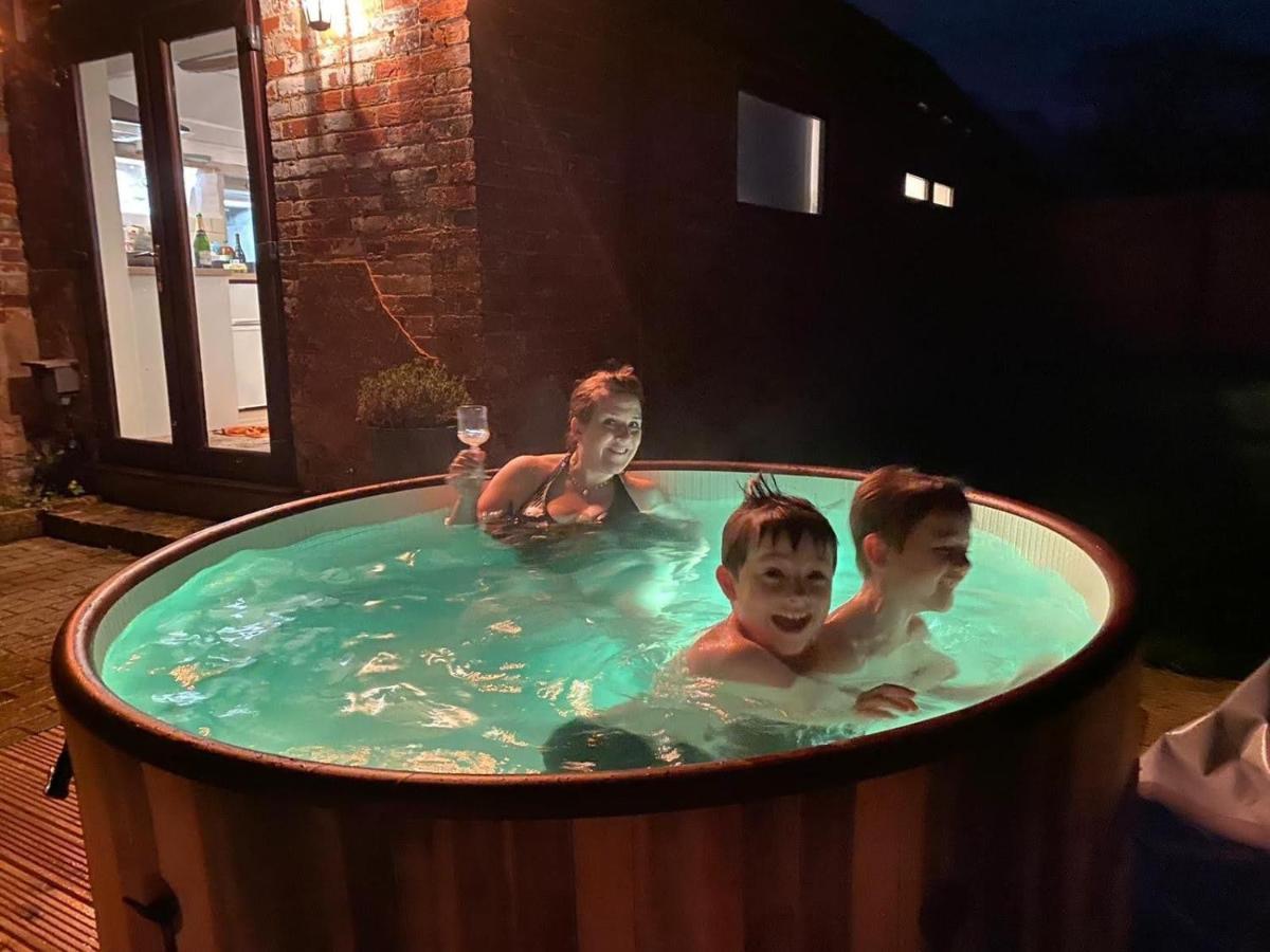 Beautiful Barn Conversion, 3 Bed, Hot Tub, Sauna, Gym, Enclosed Garden Ryde  Exteriér fotografie